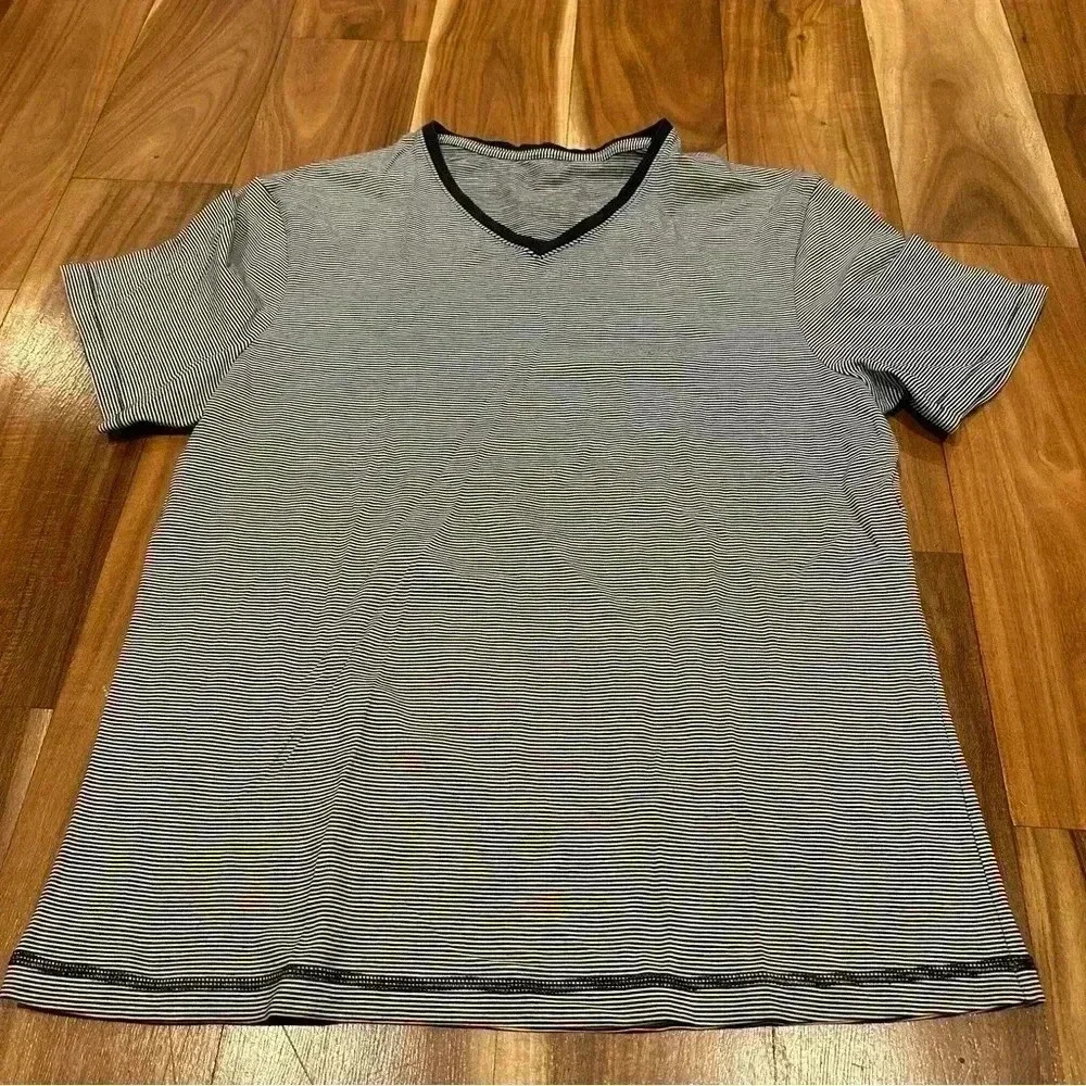 Men’s Lululemon T.H.E v-neck t-shirt white with navy stripes medium​​